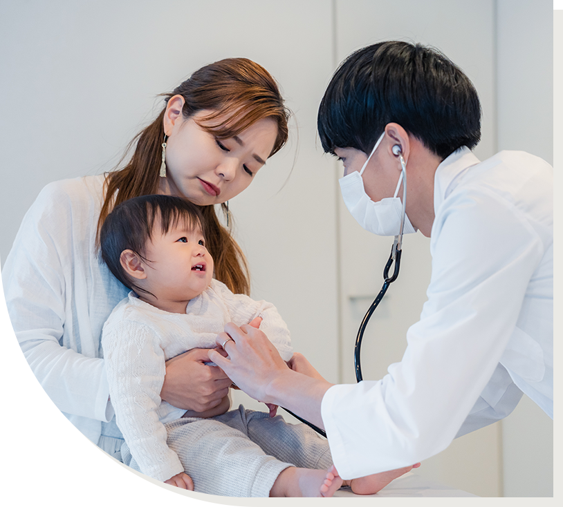 診察を受けるお母さんと赤ちゃん